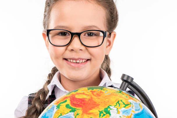 школьница улыбается с глобусом
 - Фото, изображение