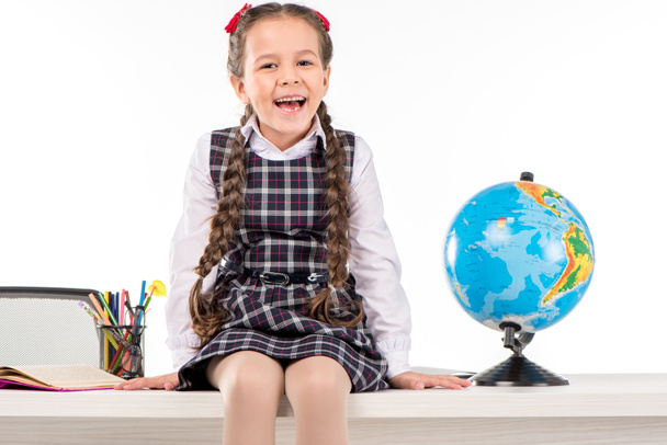 Boldog iskolás ül a világon  - Fotó, kép