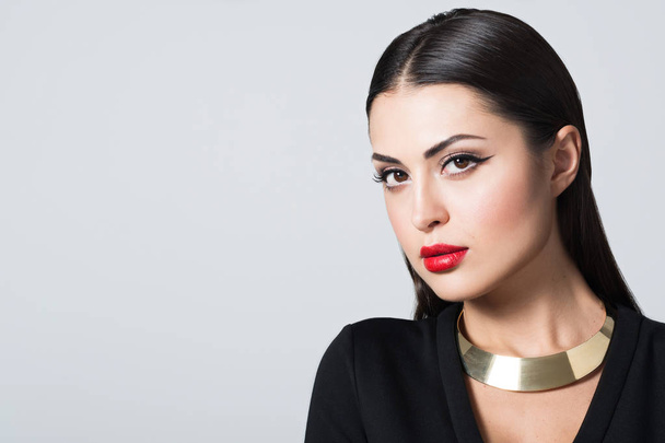 Beautiful woman in expensive gold necklace - Φωτογραφία, εικόνα