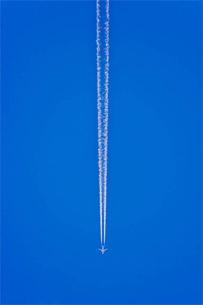 Mavi gökyüzü uçan - Fotoğraf, Görsel