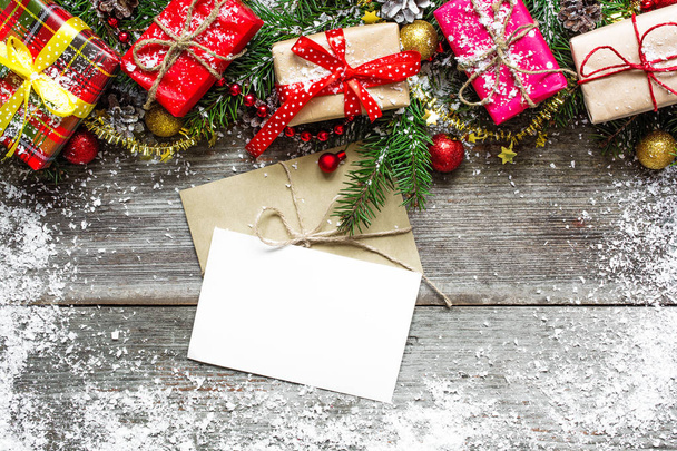 carte de vœux de Noël avec boîtes cadeaux et décorations
 - Photo, image