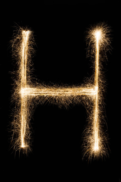 Letra H inglesa del alfabeto sparklers sobre fondo negro
. - Foto, imagen