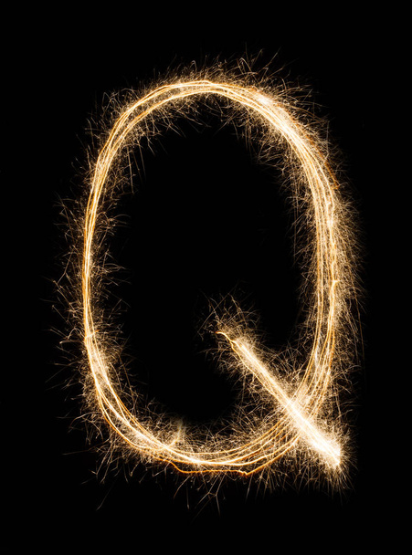 Angielski list Q z alfabetu ognie na czarnym tle. - Zdjęcie, obraz
