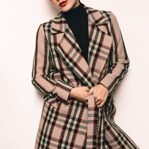 Beauty and fashion concept. Vintage Lady in checkered coat. Chec - Фото, зображення