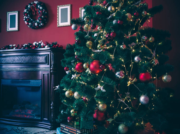 arbre de Noël avec des boules rouges - Photo, image