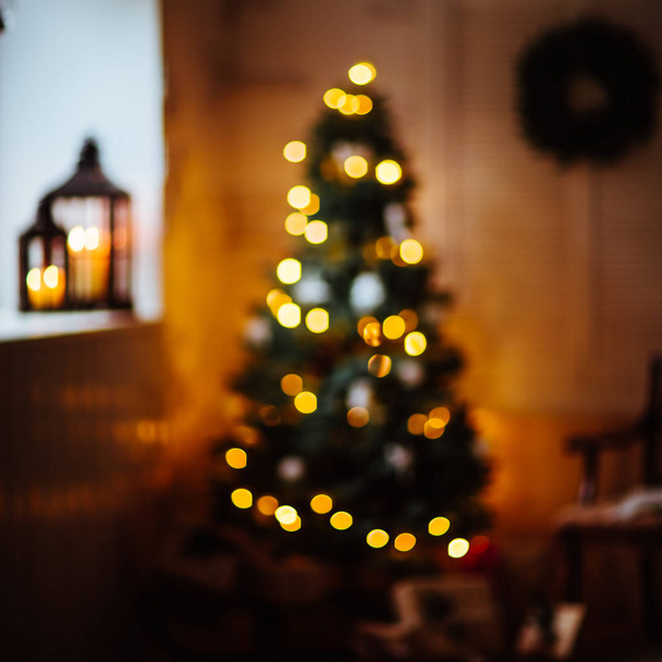 Рождественские подарки под елкой
  - Фото, изображение