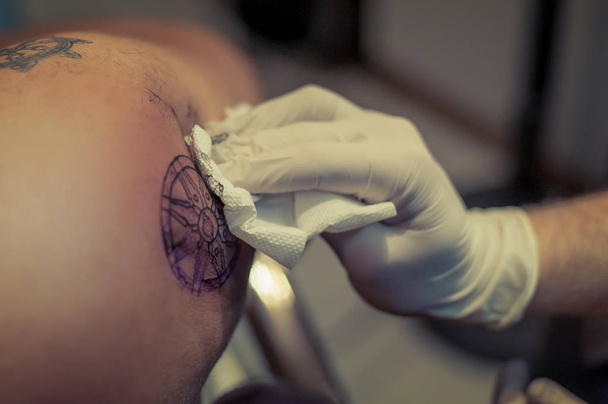 Tattoo artist at work - Foto, afbeelding