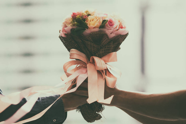 Bukiet ślubny retro z kwiatami na rękach panny młodej - Zdjęcie, obraz