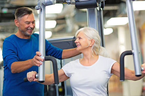 Senior couple exercising in gym - Foto, imagen