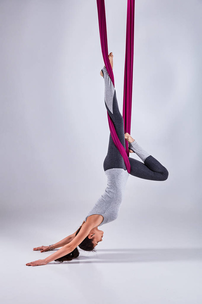 Yoga antigravité d'inversion différente aérienne dans un hamac
 - Photo, image