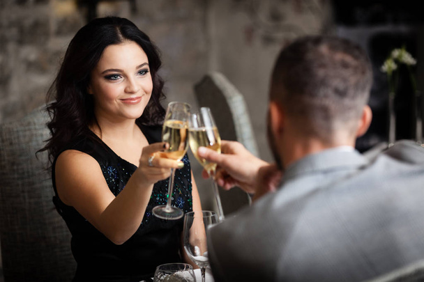 Couple celebrating in restaurant - Foto, afbeelding