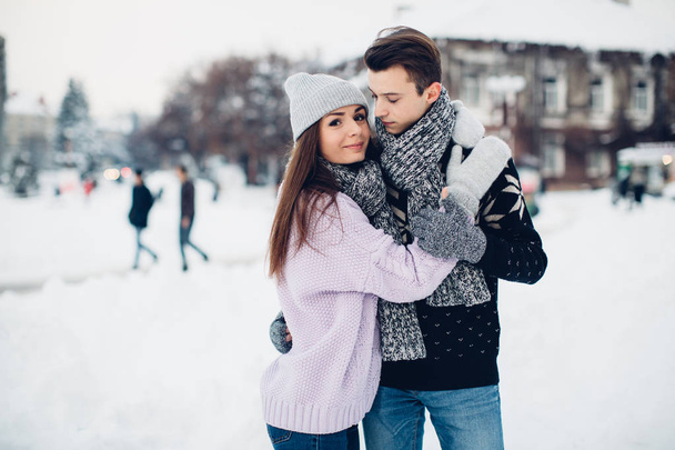 Paar auf verschneiter Straße - Foto, Bild