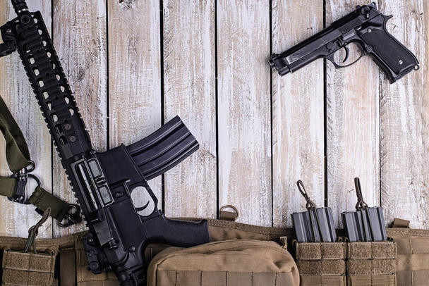 Fusil, fusil et ceinture de l'armée avec munitions sur la table
 - Photo, image
