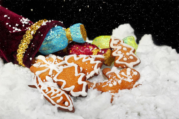 christmas gingerbread cookies in red bag on snow.Selective focus.Copy space - Foto, Imagem