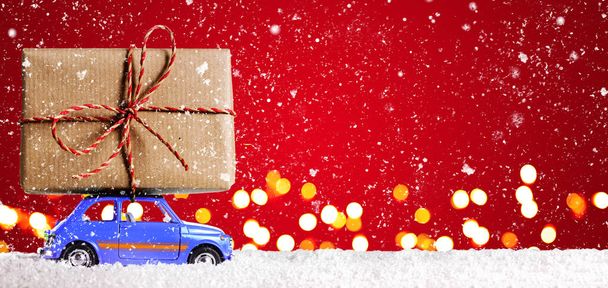 Retro toy car with christmas gifts - Foto, imagen