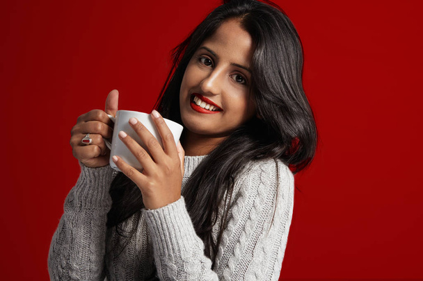 woman holding a white cup of tee  - Foto, imagen