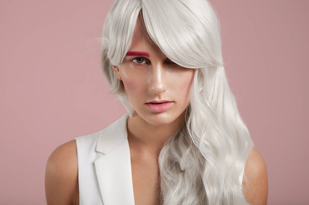 woman with grey hair  - Foto, Bild
