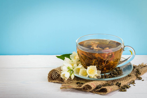 Csésze zöld tea, jázmin virágok fából készült háttér - Fotó, kép
