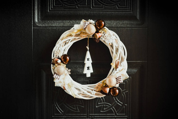 Веселые рождественские украшения у дверей на Рождество. Красивый зимний фон
 - Фото, изображение
