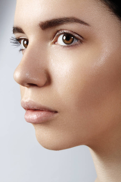 Beautiful young woman with perfect clean shiny skin, natural fashion makeup. Close-up woman, fresh spa look - Foto, Imagen