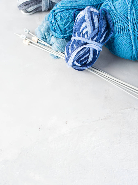 Fond avec fil bleu et aiguilles à tricoter. Vertical
 - Photo, image