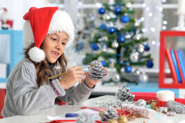 dziewczynka przygotowań do Bożego Narodzenia - Zdjęcie, obraz