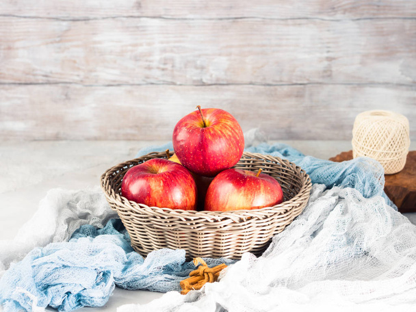 Tuoreet omenat korissa maalaismainen tausta
 - Valokuva, kuva