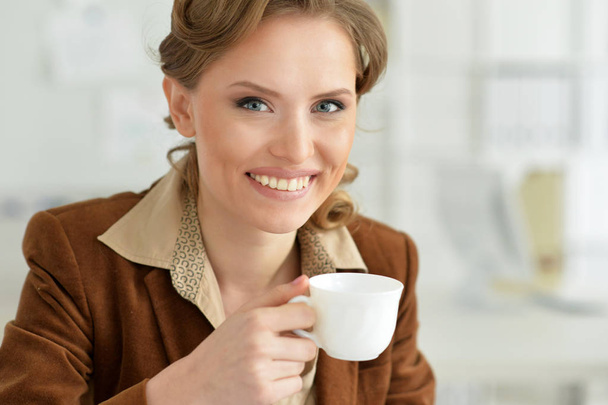 Woman drink tea - Fotó, kép