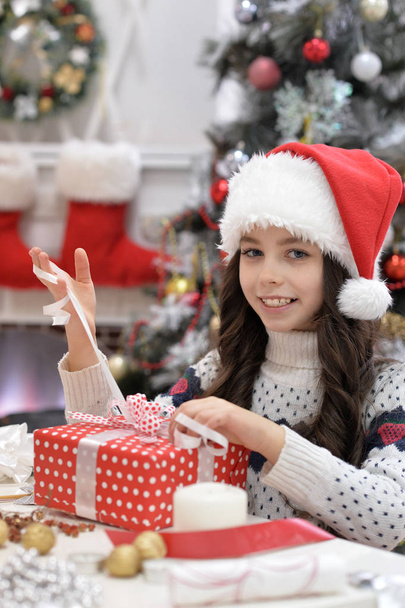 Girl with  Christmas present - Foto, imagen