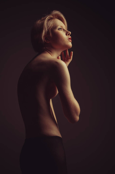 Elegant nude woman with short blond hair. - Foto, imagen
