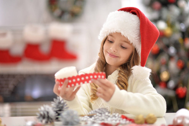 Little girl in Santa hat - Zdjęcie, obraz
