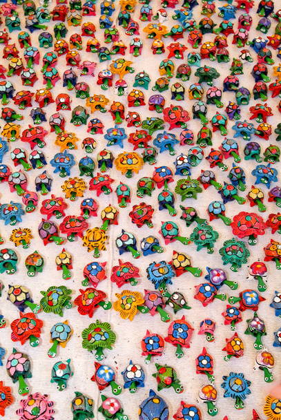 Moltitudine di tartarughe giocattolo al mercato
 - Foto, immagini