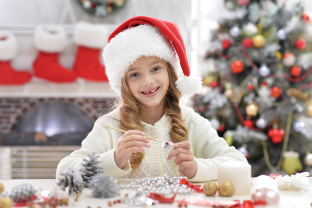 Little girl in Santa hat - Foto, immagini