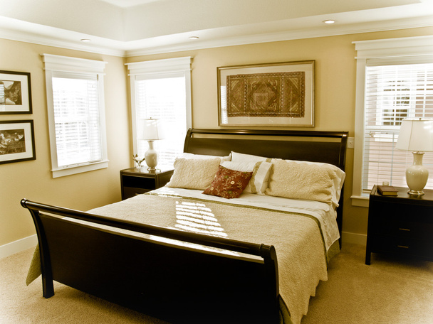 sehr schönes Schlafzimmer mit cremefarbenen Wänden und Bettwäsche - Foto, Bild