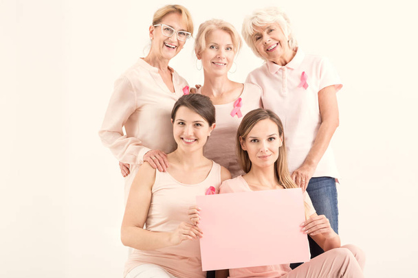 Women holding pink paper card - Foto, Bild