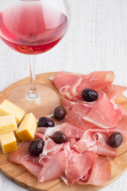kieliszek czerwonego wina i suszone mięso - Zdjęcie, obraz