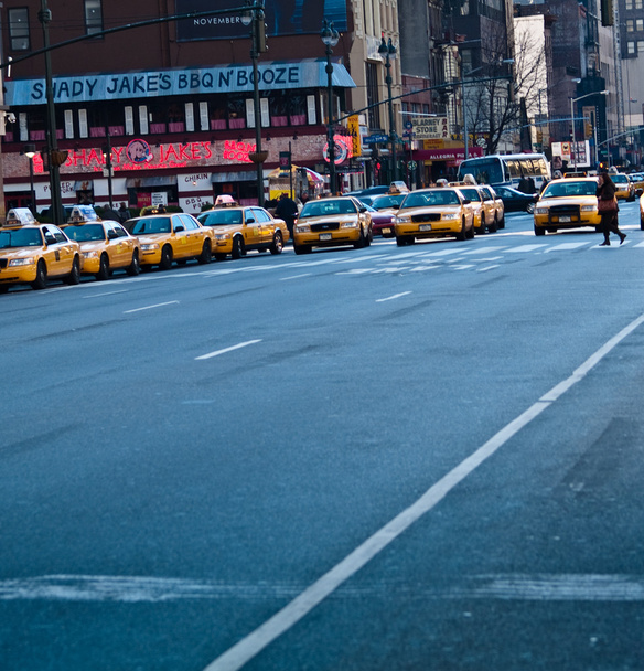 Una calle con una larga fila de taxis en Nueva York
. - Foto, imagen