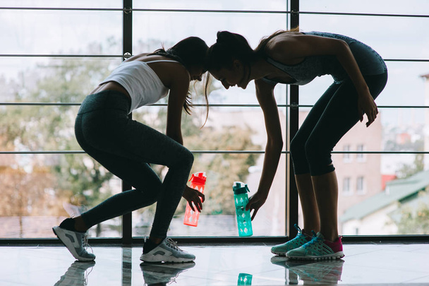 junge Frauen im Fitnessstudio - Foto, Bild