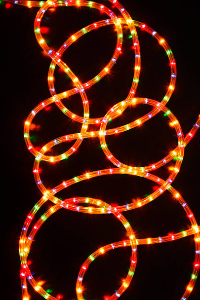 Цветные светлые рождественские гирлянды подсветка фона, несосредоточены
. - Фото, изображение