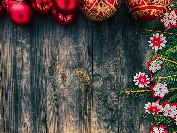 Joulun lelut ja koristeltu kuusen oksa harmaalla puulla su
 - Valokuva, kuva