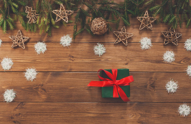 Kerstdecoratie, doos van de gift en garland frame achtergrond - Foto, afbeelding