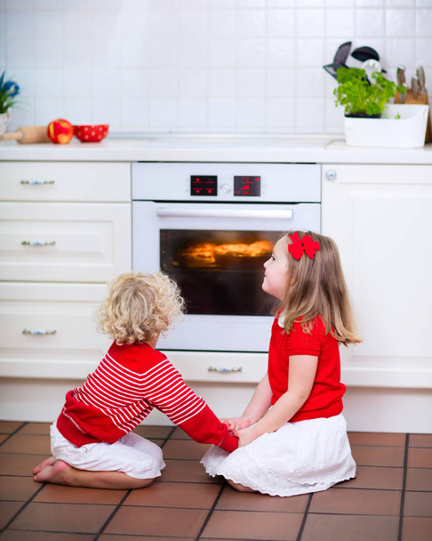 Kinder backen Apfelkuchen - Foto, Bild