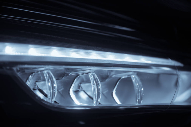 車 led ヘッドライト - 写真・画像