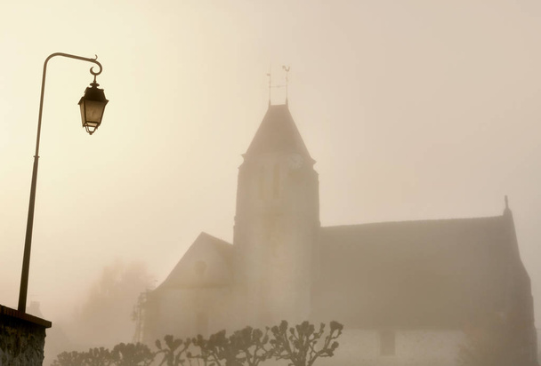 iglesia en la niebla  - Foto, Imagen