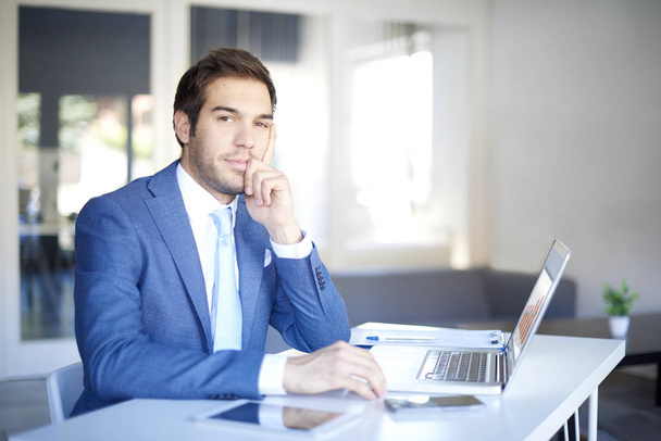 businessman with laptop sitting  - Foto, imagen