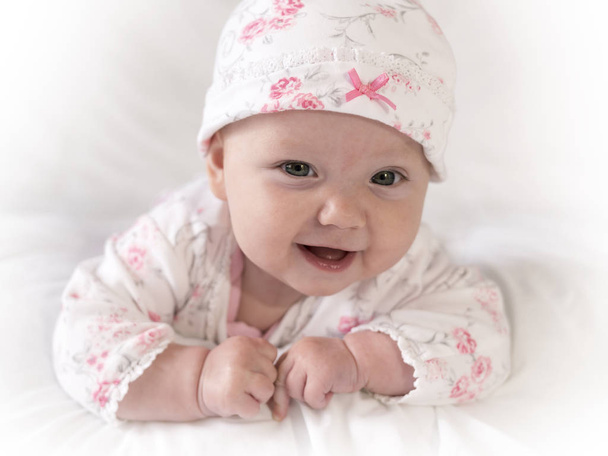 愛らしい新生児女の子の顔ショットを間近でピンクの花の衣装を着て - 写真・画像