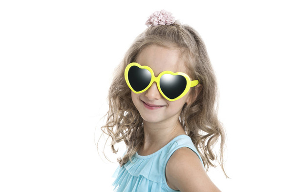 Porträt eines kleinen Mädchens mit gelber Sonnenbrille - Foto, Bild