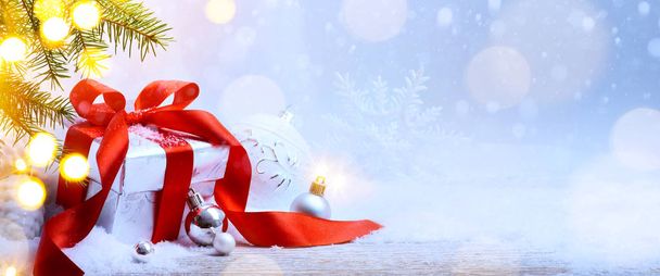 Χριστουγεννιάτικες διακοπές σε φόντο με κουτί δώρου? χιόνι δέντρο έλατου, holi - Φωτογραφία, εικόνα