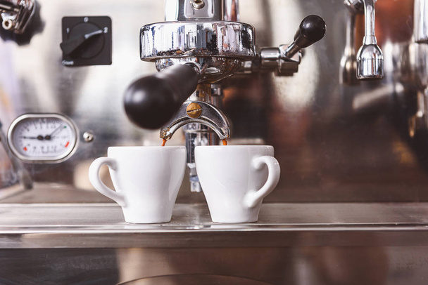 Elölnézet a kávé gép munka - Fotó, kép