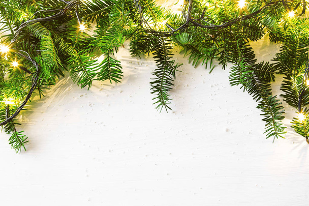 FIR tree και φώτα εορταστική καρέ, διακόσμηση διακοπών Χριστουγέννων - Φωτογραφία, εικόνα